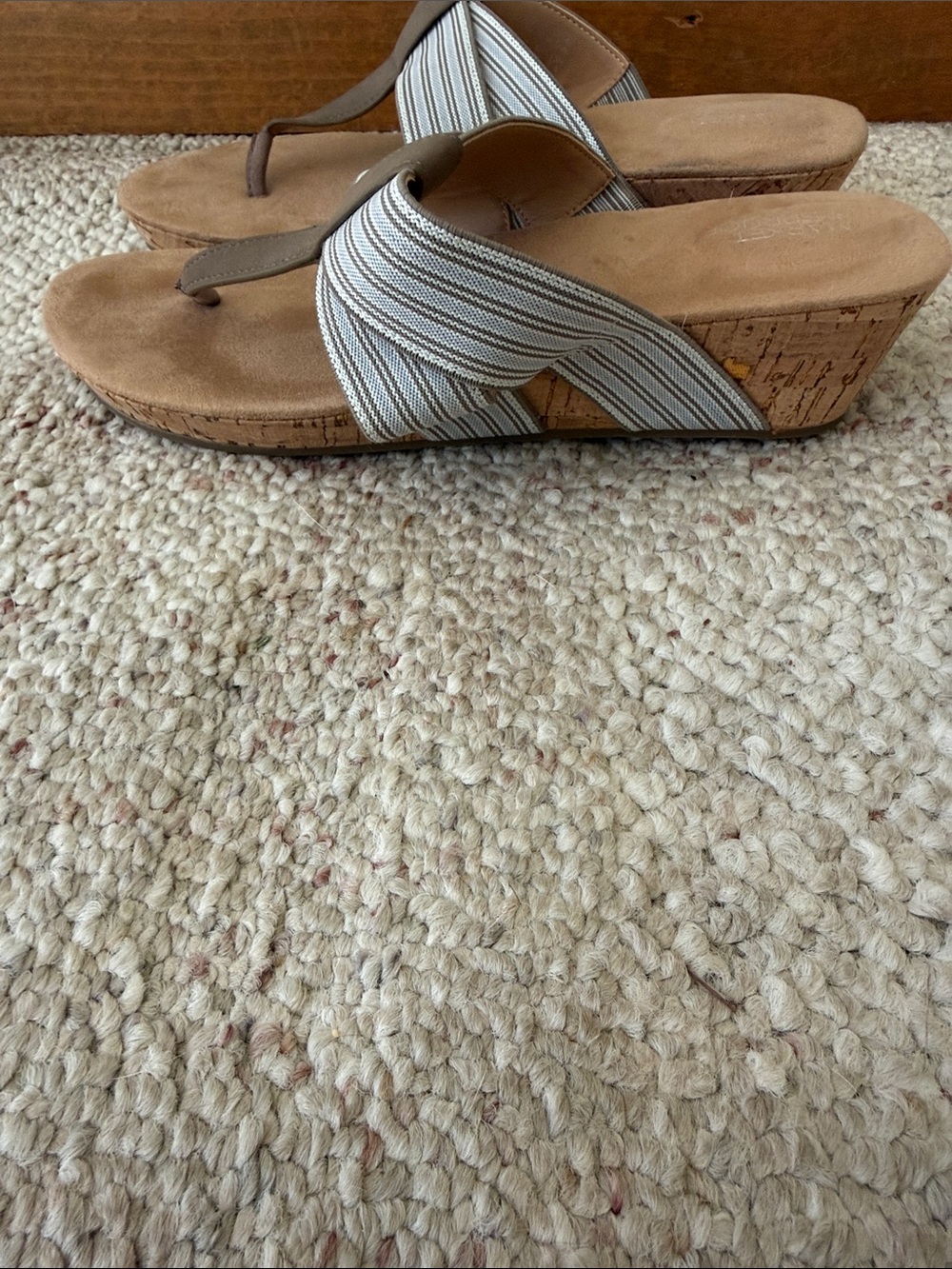 Market and Spruce Stella T strap Wedge Sandal size 8.5